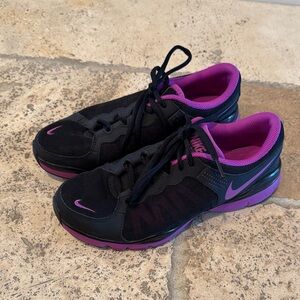 Nike Women's Black and Pink Athletic Shoes